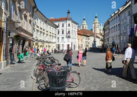 Ljubljana, Slowenien, 25. September 2016: Stadtzentrum, Altstädter Ring. Wenige Menschen, viele Fahrräder stehen entlang der Straße. Stockfoto