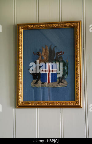 Island Wappen gerahmte Nadelarbeit im Glumbaer Turf Museum, Varmahlid, Island, Europa Volkskunst Stockfoto