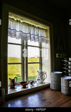 Im historischen Glaumbaer Rasenmuseum Kaffeehaus Varmahlid, Island, Country Fs 8,96 MB, befindet sich eine Fensterbank im Kücheninnenhaus Stockfoto