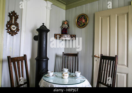 Küchen-Esszimmer im isländischen Landhausstil im historischen Glaumbaer Turf Farm Museum, in Varmahlid, Island, mit antiken Bildern Stockfoto