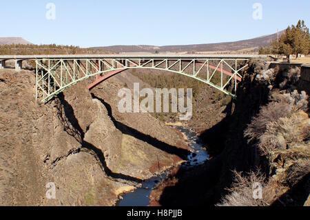 Autobahnbrücke über den Crooked River Canyon Stockfoto