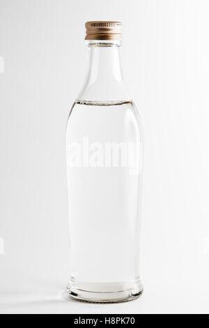 Glas-Flasche mit Wasser gefüllt Stockfoto