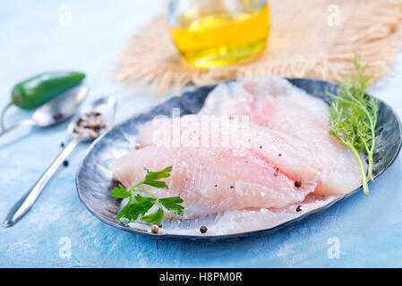 roher Fisch-Filet auf der Metallplatte Stockfoto