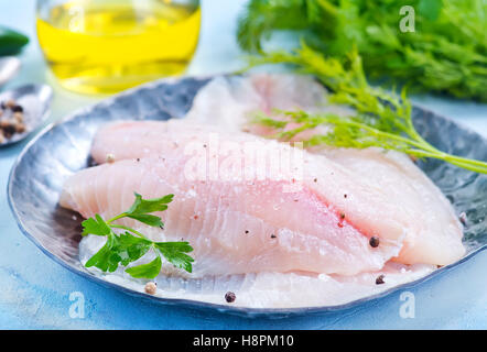 roher Fisch-Filet auf der Metallplatte Stockfoto