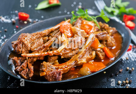 gebratenes Fleisch mit Gewürz auf der Pfanne Stockfoto