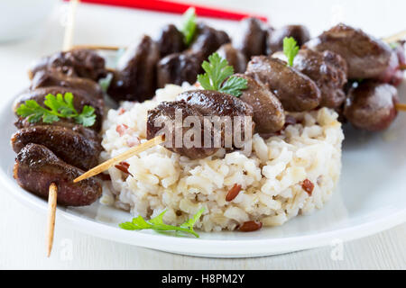 Aufgespießt und gegrillte Hühnerherzen, yakitori Stockfoto