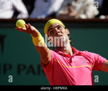 Rafael Nadal, Spanien, servieren, Wurf, Tennis, das ITF-Grand-Slam-Turnier, Französisch Open 2009, Roland Garros, Paris, Frankreich Stockfoto