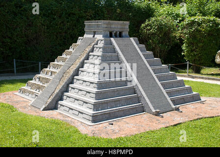 Mexikanische Pyramide El Castillo, Minimundus in Klagenfurt, Kärnten, Österreich Stockfoto