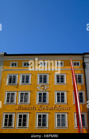 Gelbe Fassade von Mozarts Geburtshaus an der Getreidegasse Street im historischen Zentrum von Salzburg, Austria, Europe Stockfoto