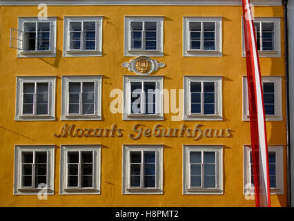 Gelbe Fassade von Mozarts Geburtshaus an der Getreidegasse Street im historischen Zentrum von Salzburg, Austria, Europe Stockfoto