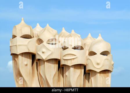 Krieger-wie Schornsteine auf der Dachterrasse der Casa Mila oder La Pedrera Gebäude, entworfen von Antoni Gaudi, Barcelona, Katalonien, Spanien Stockfoto