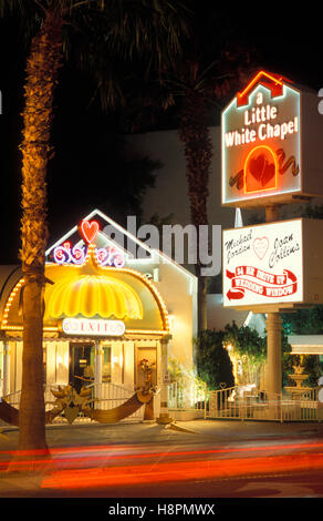 Kleine weiße Kapelle Hochzeitskapelle im Abend, 24-Stunden-Service, Hochzeit, Ehe, heiraten auf dem Strip, Las Vegas, Nevada Stockfoto