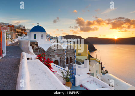 Blick auf Dorf Oia auf Santorin in Griechenland. Stockfoto