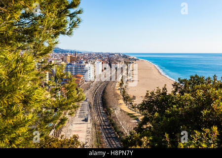 CALELLA, BARCELONA, SPANIEN - 19. FEBRUAR 2016. Blick über die touristische Stadt und Strand von Calella, Costa Brava, am Mittelmeer Stockfoto