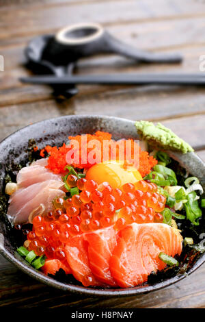 Japanische gemischte Sashimi Reisschüssel mit Lachsrogen, Jakobsmuschel, Thunfisch und Ei Stockfoto