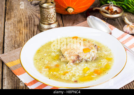 Hühnersuppe mit Reis und Gemüse Stockfoto