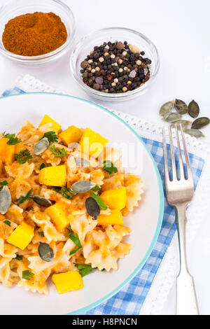 Farfalle mit Kürbis und Petersilie Stockfoto