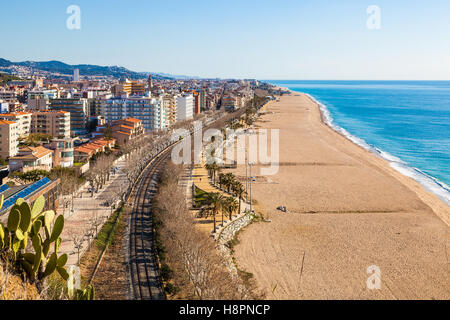 CALELLA, BARCELONA, SPANIEN - 19. FEBRUAR 2016. Blick über die touristische Stadt und Strand von Calella, Costa Brava, am Mittelmeer Stockfoto