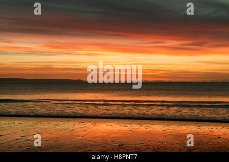 Sunrise Reflexionen über East Looe beach mit Rame Head am Horizont, als die Flut am Remembrance Day Sonntag ausgeht 2016 Stockfoto