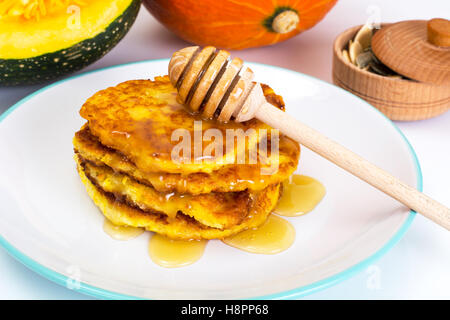 Kürbis Pfannkuchen mit Honig und Samen Stockfoto