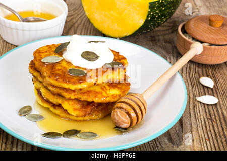Kürbis Pfannkuchen mit Honig und Samen Stockfoto
