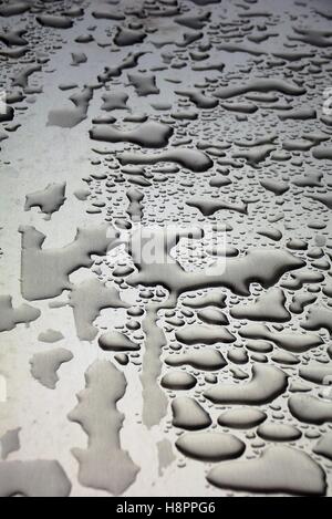 Wassertropfen auf der Oberfläche voll Aluminiumrahmen aus hohen Blickwinkel. Stockfoto