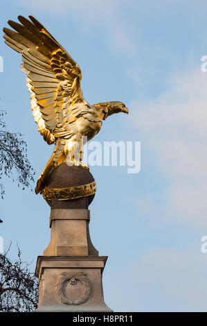 Der Goldene Adler in London entlang der Themse Stockfoto