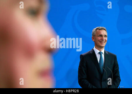 Jens Stoltenberg - Treffen der dt. Bundeskanzlerin Mit Dem NATO-Generalsekretaer, Bundeskanzleramt, 2. Juni 2016, Berlin. Stockfoto