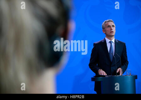 Jens Stoltenberg - Treffen der dt. Bundeskanzlerin Mit Dem NATO-Generalsekretaer, Bundeskanzleramt, 2. Juni 2016, Berlin. Stockfoto