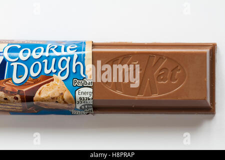 Kitkat Chunky Plätzchenteig Schokoriegel von Nestle geöffnet Inhalt auf weißem Hintergrund - KitKat Kit-Kat Kit Kat Schokoriegel zu zeigen Stockfoto