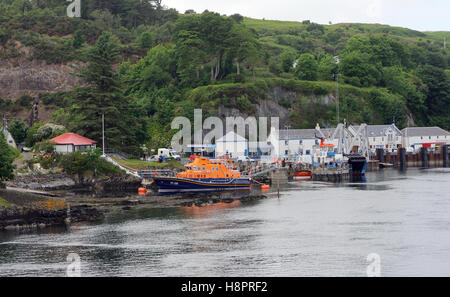 Port Askaig Ferry Terminal und Rettungsboot station. Islay, Innere Hebriden, Argyll, Schottland, Großbritannien. Stockfoto