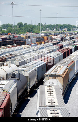 Eisenbahn-Güterwagen in Galesburg Hof, Illinois, USA Stockfoto