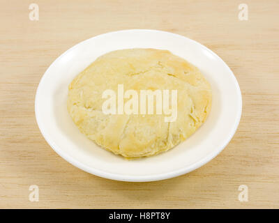 Der taiwanesische Sonne Kuchen (Milch Butter Gebäck) auf die kleine weiße Schale. Stockfoto