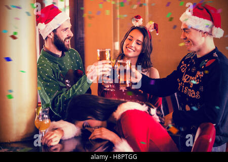 Zusammengesetztes Bild festliche Freunde trinken Bier und cocktail Stockfoto