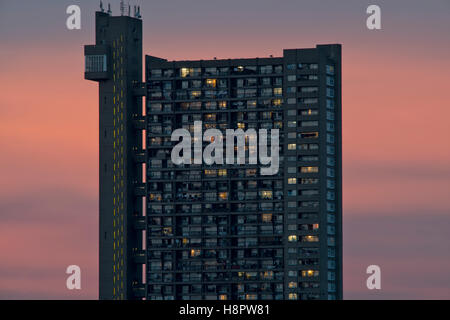 Trellick Tower bei Sonnenuntergang, West-London Stockfoto