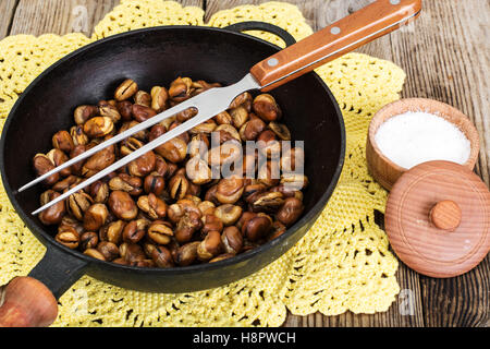 Gebratene Bohnen mit Salz Stockfoto