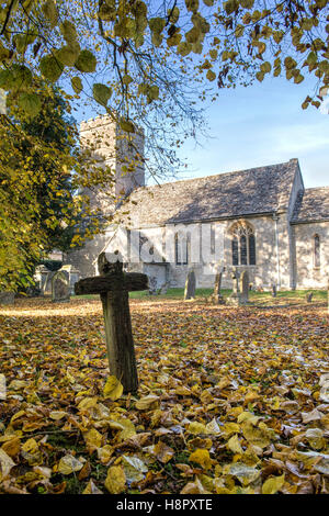 Alte hölzerne Friedhof Kreuz in St. Andrews Church im Herbst, Coln Rogers, Cotswolds, Gloucestershire, England Stockfoto