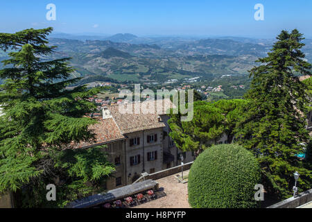 Blick von der Festung von Guaita auf Monte Titano in San Marino. Die Republik von San Marino ist ein Fraktionen Microstate umgeben Stockfoto