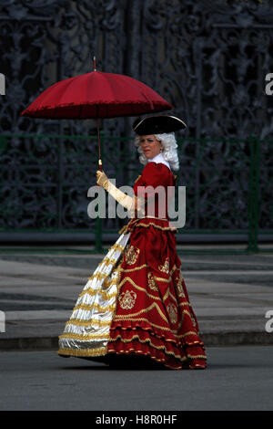 Frau im Renaissance Kleid auf Straße von St. Petersburg, Russland Stockfoto