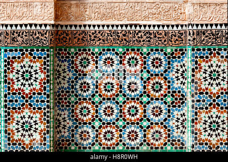 Ben Youssef "Madrasa", Marrakesch, Marokko: bunte Mosaiken und Kalligraphie schmücken die Wände des Ben Youssef islamischen College. Stockfoto