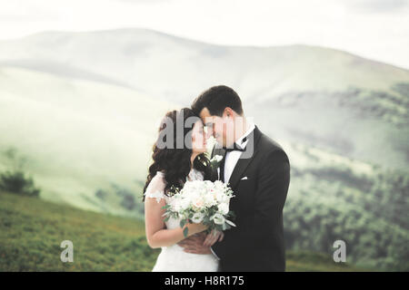 Schöne wunderschöne Braut posiert um zu pflegen und Spaß, Luxus-Zeremonie am Berge mit Aussicht, Platz für Text, Hochzeit paar Stockfoto