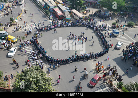 Dhaka, Bangladesch. 15. November 2016. Bangladeshi Studenten und verschiedenen Organisationen zu inszenieren einen Protest in Dhaka am 15. November 2016, vor den letzten Angriffen auf Hindu-Tempel und Häuser in den östlichen Bezirk Brahmanbaria. Mindestens fünf Hindu-Tempel und angegriffenen Eigenschaft in Bangladesch nach einer angeblichen Facebook post spöttisch eine der heiligsten Stätten des Islam, Polizei und Anwohner sagte 31 Oktober. Bildnachweis: Mamunur Rashid/Alamy Live-Nachrichten Stockfoto