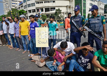 Dhaka, Bangladesch. 15. November 2016. Bangladeshi Studenten und verschiedenen Organisationen zu inszenieren einen Protest in Dhaka am 15. November 2016, vor den letzten Angriffen auf Hindu-Tempel und Häuser in den östlichen Bezirk Brahmanbaria. Mindestens fünf Hindu-Tempel und angegriffenen Eigenschaft in Bangladesch nach einer angeblichen Facebook post spöttisch eine der heiligsten Stätten des Islam, Polizei und Anwohner sagte 31 Oktober. Bildnachweis: Mamunur Rashid/Alamy Live-Nachrichten Stockfoto