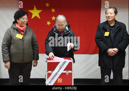 Peking, China. 15. November 2016. Ein senior Wähler wirft ihre Stimmzettel in einer Wahlkabine, neue Abgeordnete für die lokale Volkskongress in Peking, Hauptstadt von China, 15. November 2016 wählen. Bildnachweis: Ju Huanzong/Xinhua/Alamy Live-Nachrichten Stockfoto