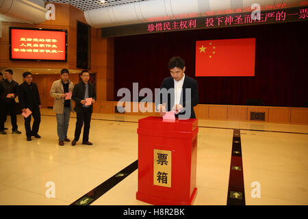 Peking, China. 15. November 2016. Ein Wähler wirft seinen Stimmzettel in einer Wahlkabine, neue Abgeordnete für die lokale Volkskongress in Peking, Hauptstadt von China, 15. November 2016 wählen. Bildnachweis: Jin Liwang/Xinhua/Alamy Live-Nachrichten Stockfoto