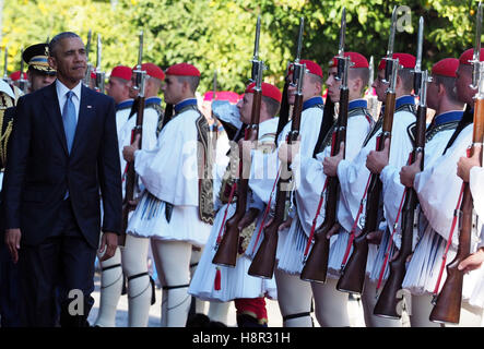 Athen, Griechenland, 15. November 2016. US-Präsident Barack Obama Bewertungen der Präsidentengarde in Athen. Obama besucht Athen zu Gesprächen mit der politischen Führung des Landes. Bildnachweis: VASILIS VERVERIDIS/Alamy Live-Nachrichten Stockfoto