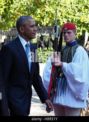 Athen, Griechenland, 15. November 2016. US-Präsident Barack Obama Bewertungen der Präsidentengarde in Athen. Obama besucht Athen zu Gesprächen mit der politischen Führung des Landes. Bildnachweis: VASILIS VERVERIDIS/Alamy Live-Nachrichten Stockfoto