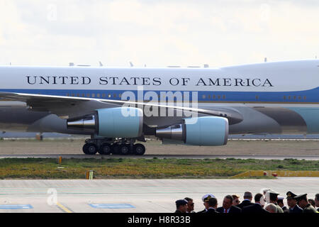 Athen, Griechenland, 15. November 2016. Die Air Force One landet auf der Athens International Airport Eleftherios Venizelos. Präsident Barack Obama kam in Griechenland Kredit: VASILIS VERVERIDIS/Alamy Live News Stockfoto