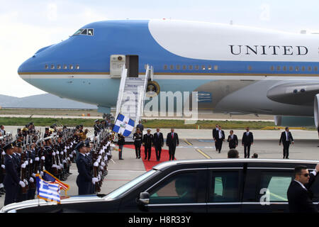 Athen, Griechenland, 15. November 2016. US-Präsidentschaftswahlen State Auto wartet von Air Force One Ländereien an der Athens International Airport Eleftherios Venizelos. Präsident Barack Obama kam in Griechenland Kredit: VASILIS VERVERIDIS/Alamy Live News Stockfoto