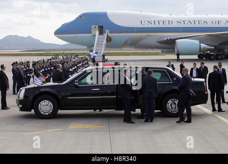 Athen, Griechenland, 15. November 2016. US-Präsidentschaftswahlen State Auto wartet von Air Force One Ländereien an der Athens International Airport Eleftherios Venizelos. Präsident Barack Obama kam in Griechenland Kredit: VASILIS VERVERIDIS/Alamy Live News Stockfoto